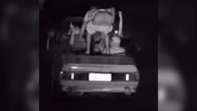 Homem abaixa as calças, mostra bumbum para radar e foto vai parar na multa