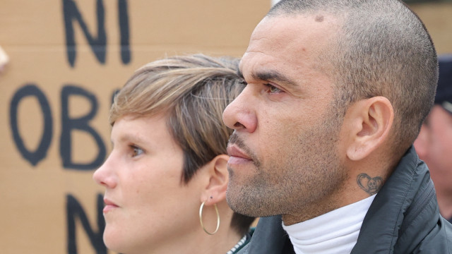 Ativista lança petição para retirar estátua de homenagem a Daniel Alves