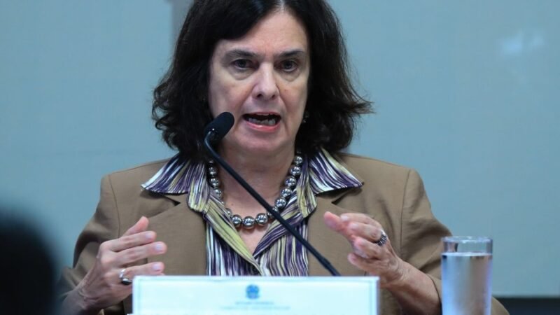 Ministra cita negacionismo ao comentar baixa adesão à vacina da dengue