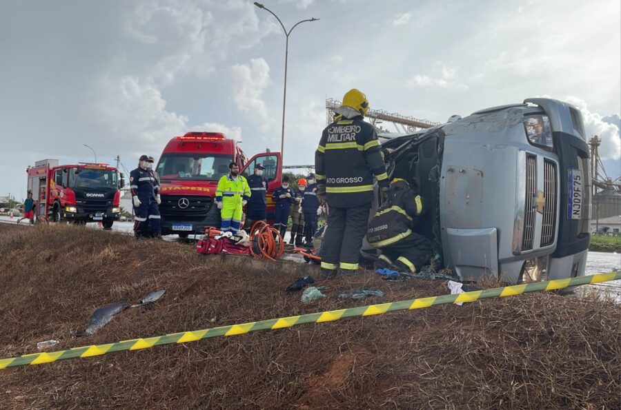 Bombeiros Militares de Sorriso salvam vítimas de capotamento