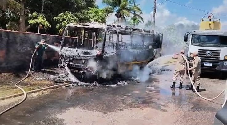 Juara: Corpo de Bombeiros age rapidamente para controlar incêndio em ônibus escolar
