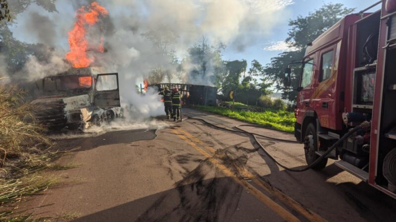 Incêndio em carreta interrompe tráfego na MT-344: Corpo de Bombeiros agem rápido