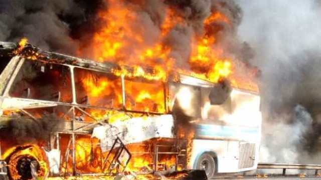 Passageiro fuma escondido em banheiro e causa incêndio em ônibus no RJ