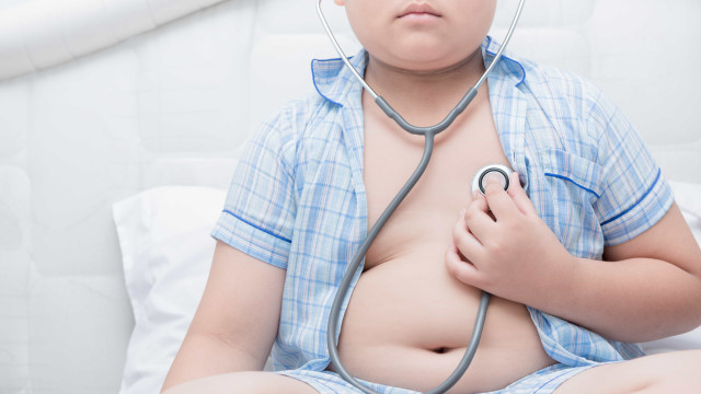 Crianças brasileiras estão mais altas e mais obesas, revela estudo