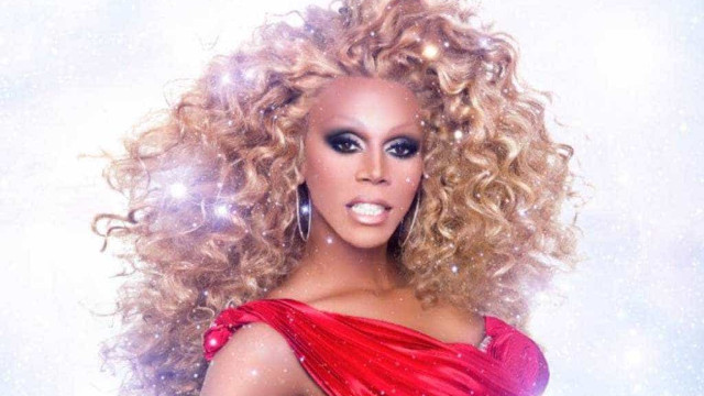 RuPaul fala de relação com drogas e perseguição a livros LGBT e se cala ante a política