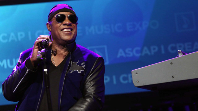 Stevie Wonder, Billie Eilish e músicos exigem proteção contra inteligência artificial