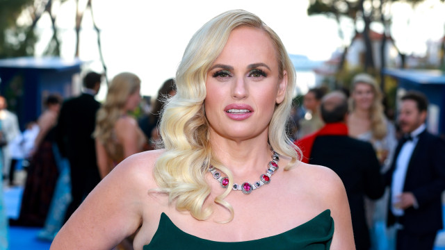 Livro de Rebel Wilson terá trechos sobre Sacha Baron Cohen censurados