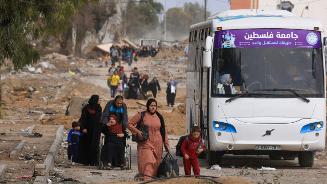 Parentes na guerra e adaptação desafiam nova vida no Brasil de repatriados de Gaza