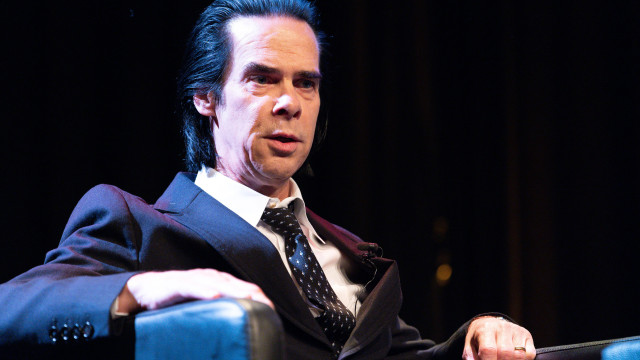 Nick Cave expressa culpa pelas mortes dos filhos: ‘Não consigo evitar’