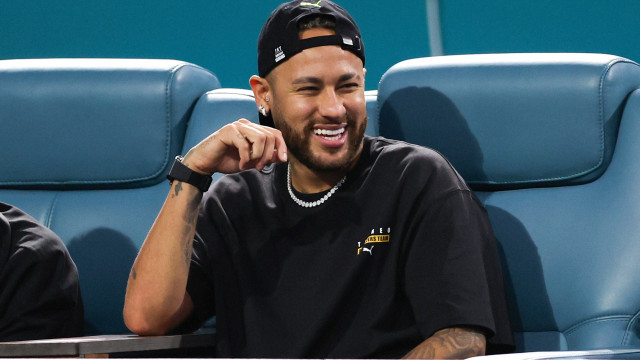 Neymar usa relógio mais caro que premiação do Campeonato Paulista na Vila Belmiro