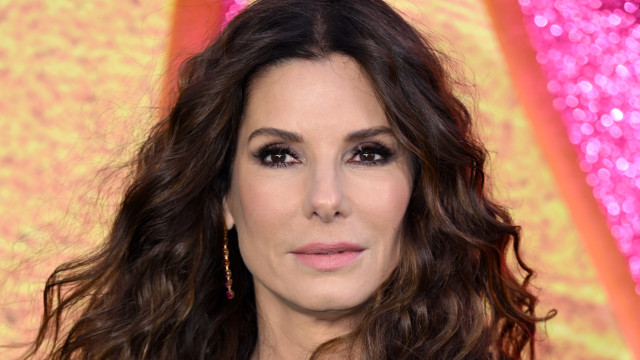 Sandra Bullock ‘flagrada’ em raro passeio em família com os filhos