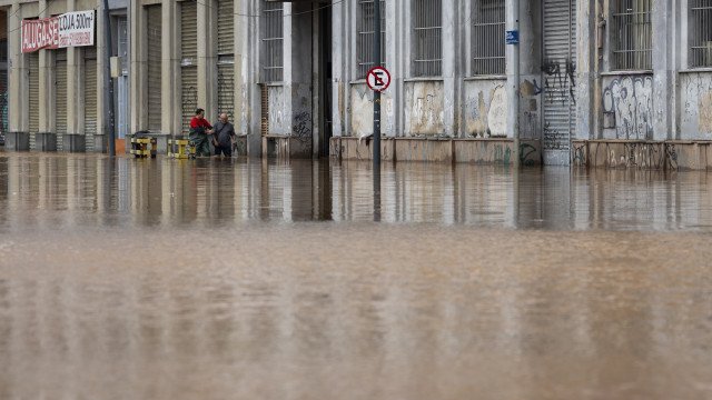 Explosão em posto de gasolina inundado mata duas pessoas em Porto Alegre