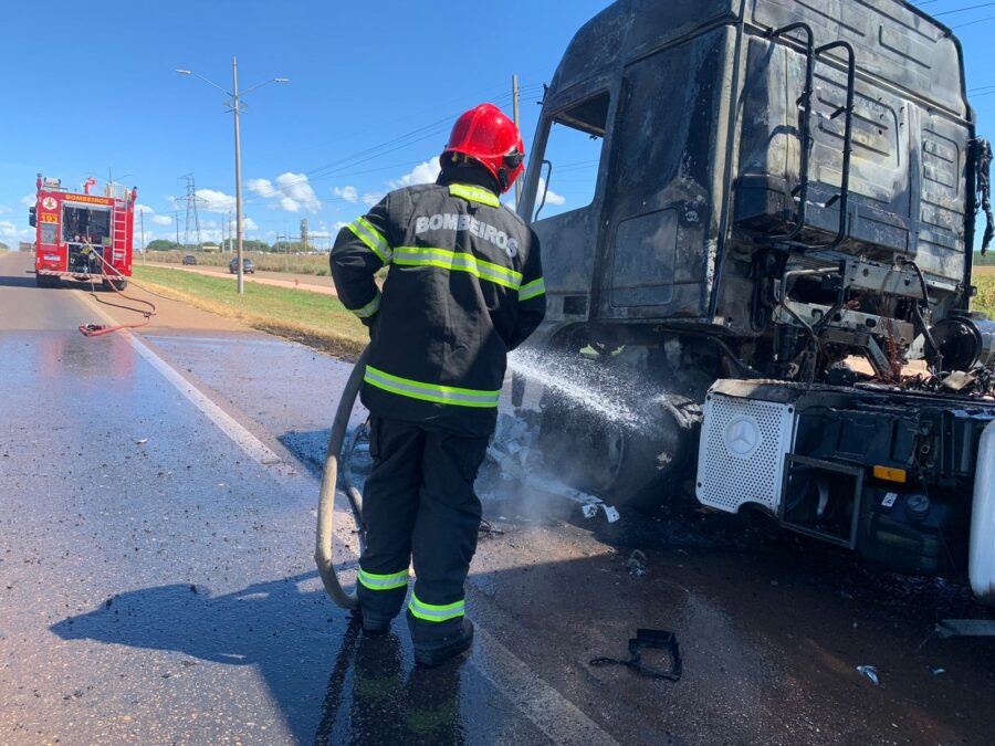 Corpo de Bombeiros atua rapidamente para conter incêndio em caminhão na BR-070