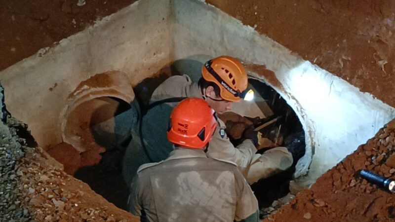 Corpo de Bombeiros resgata idosa de bueiro em operação em Juína