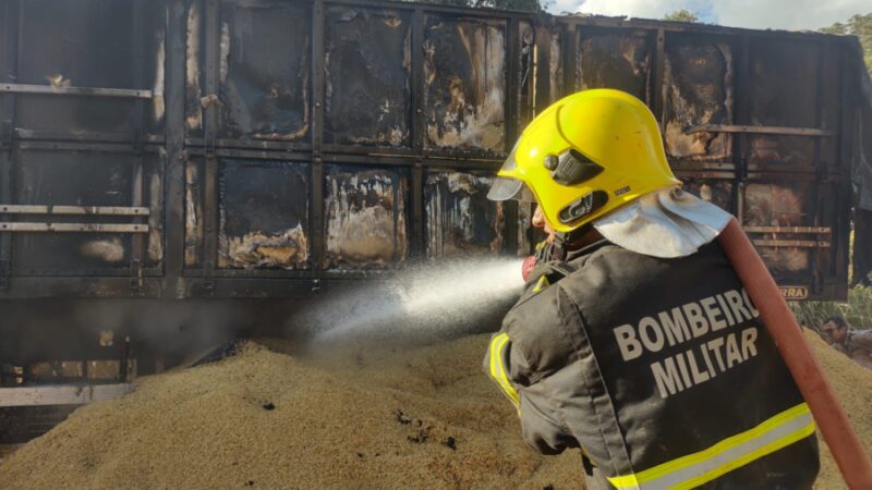 Incêndio em carreta carregada de arroz na Estrada E60 é controlado pelo Corpo de Bombeiros de Guarantã do Norte