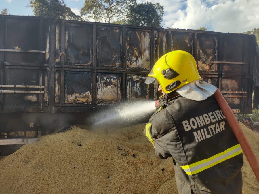 Incêndio em carreta carregada de arroz na Estrada E60 é controlado pelo Corpo de Bombeiros de Guarantã do Norte