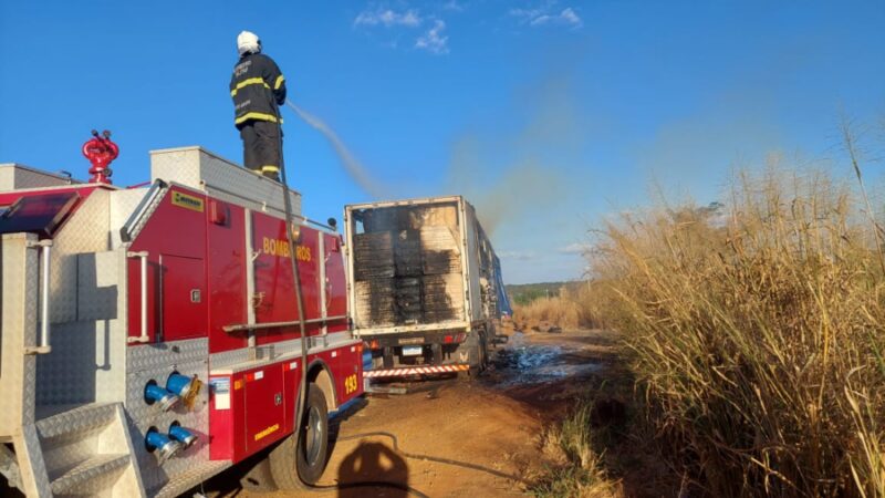 Corpo de Bombeiros combate incêndio em carreta de algodão na BR-364