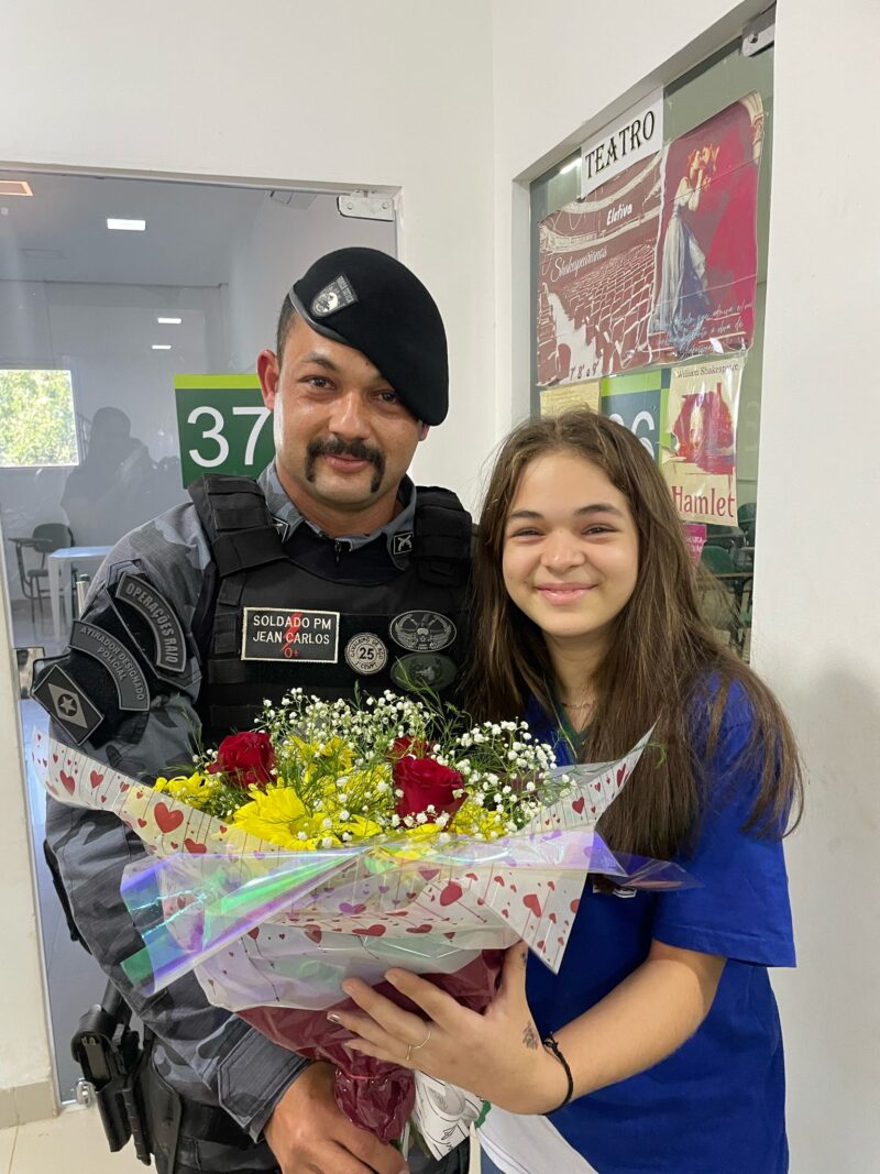 Policial Militar emociona ao surpreender filha com flores em escola em Guarantã do Norte; veja o vídeo