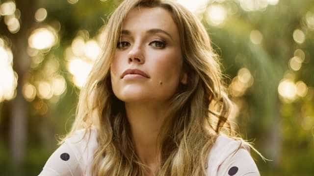 Juliana Didone faz vídeo tomando banho em tentativa de homenagear RS, mas apaga: ‘Que mico’