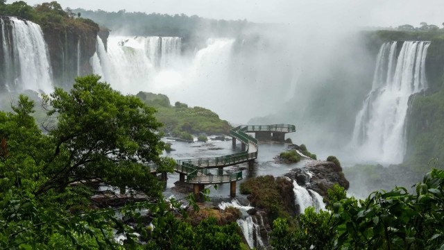 Chuva faz vazão de água das Cataratas do Iguaçu ficar cinco vezes acima do normal