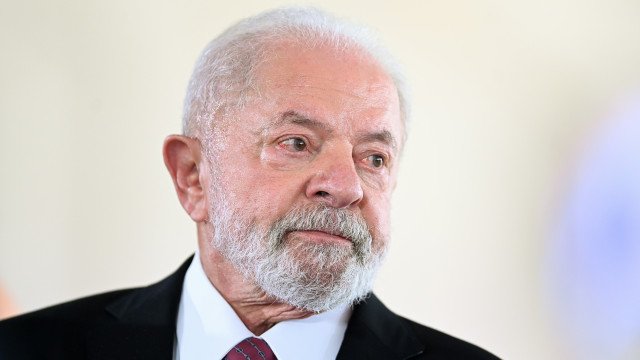 Lula diz ter ido dormir inquieto com cavalo ilhado em cima de telhado no RS