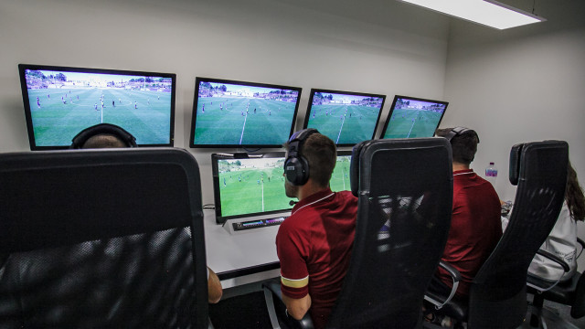 Árbitro vai usar câmera corporal no Campeonato Inglês pela primeira vez