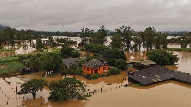 Governo do RS organiza doações via PIX para afetados no temporal