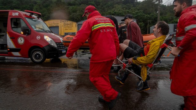 Temporais no RS matam 29, inundam cidades e isolam moradores sem resgate