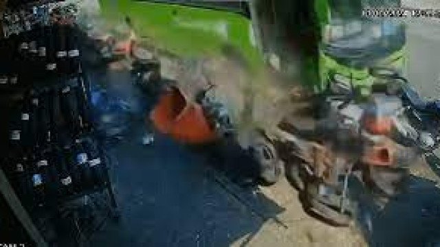 Motorista de ônibus tem mal súbito e mata uma pessoa atropelada em calçada no Rio