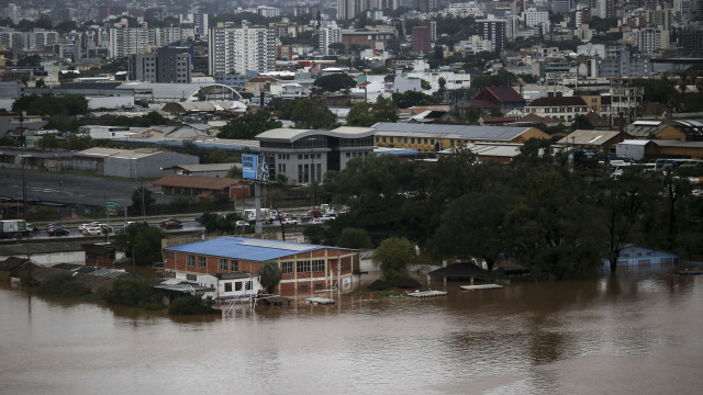 Aeroporto de Porto Alegre suspende voos por tempo indeterminado