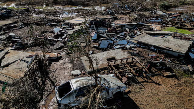 Submersa há 15 dias, cidade mais afetada do RS reabre casas a conta gotas