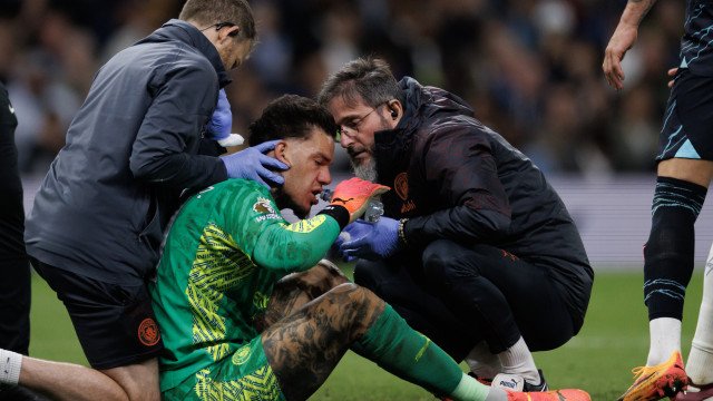 Lesão no olho tira Ederson de último jogo do City no Inglês e da final da Copa da Inglaterra