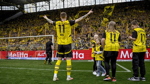 Marco Reus compra cerveja para 81 mil torcedores do Dortmund na sua despedida do clube