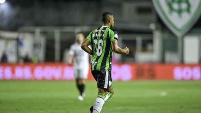 Atacante do América-MG ignora gesto de lesão de goleiro do Santos e marca