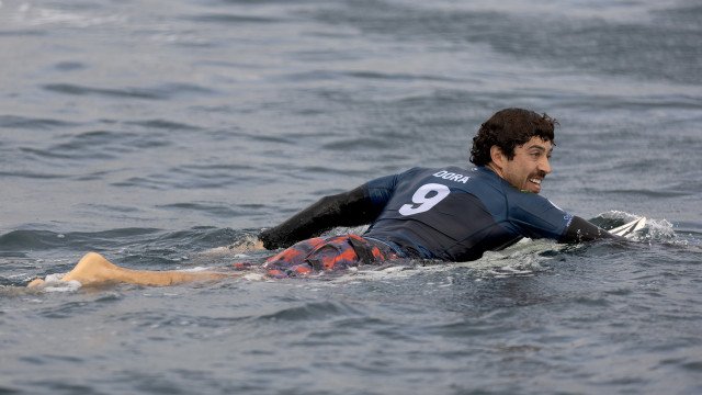 Surfista Yago Dora supera número 3 do mundo e está nas oitavas de final em Teahupoo