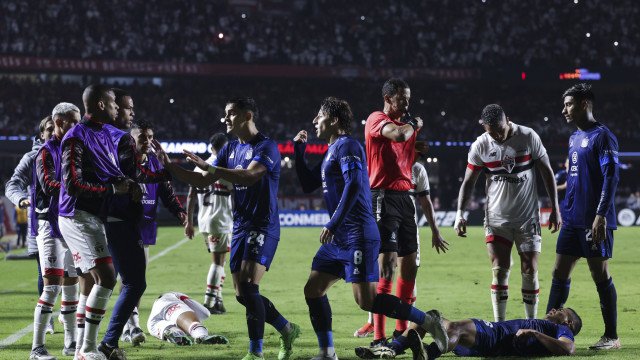 Jogadores do Talleres são detidos e multados em R$ 20 mil por desacato após duelo com São Paulo