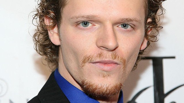 Ator de Rebel Moon é preso por esfaquear ex-namorada mais de 20 vezes