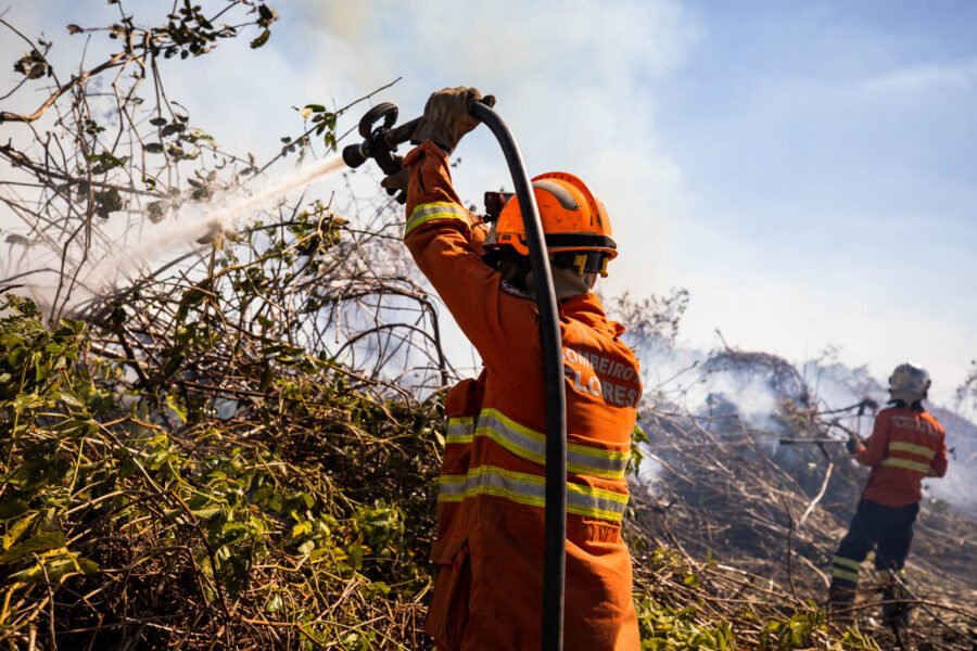 Corpo de Bombeiros combate incêndios florestais em Mato Grosso