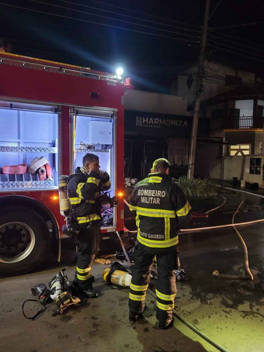Corpo de Bombeiros combate incêndio em estabelecimento comercial em Lucas do Rio Verde