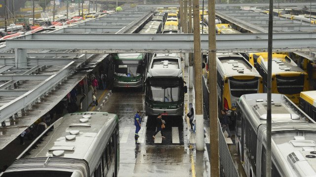 Motoristas e cobradores aprovam greve de ônibus em São Paulo nesta sexta-feira
