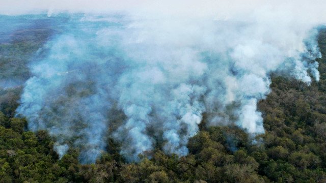Brigadistas combatem fogo no rio Paraguai para salvar ribeirinhos do pantanal