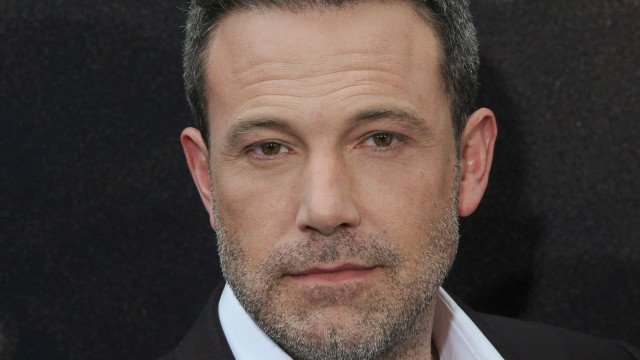 Ben Affleck discute e toma celular de paparazzo na porta de sua casa com Jennifer Lopez