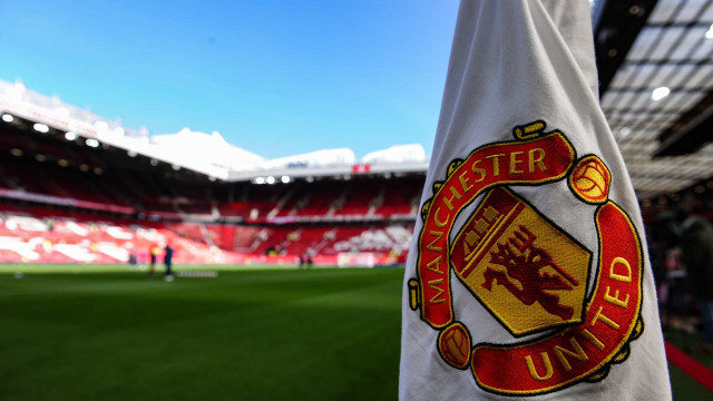 Manchester United anuncia ‘barca’ e oficializa saídas de Varane e Martial