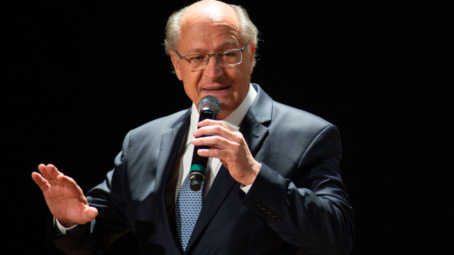 Alckmin, na China, defende adotar ‘taxa das blusinhas’
