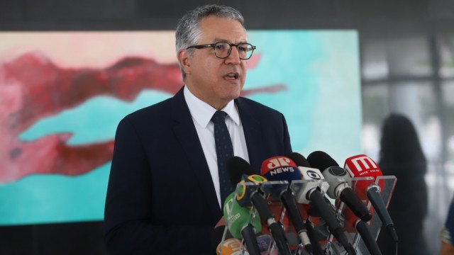 Padilha cita ‘gastança de Bolsonaro’ e diz que governo tem compromisso com arcabouço