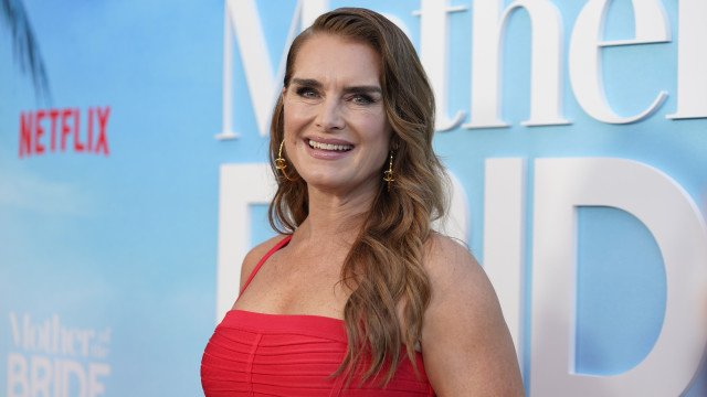 Brooke Shields relata caso de estupro e cinzas da mãe no bar de sua casa