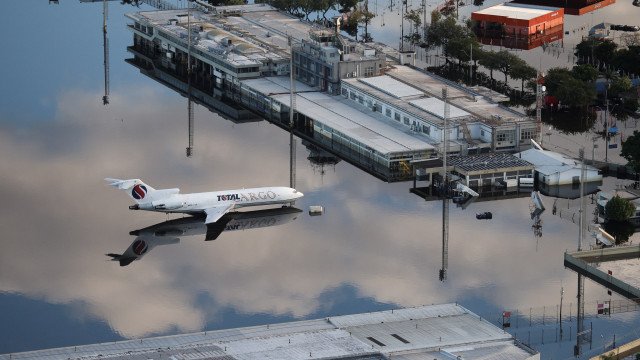 Aviões retidos no aeroporto de Porto Alegre começam ser retirados