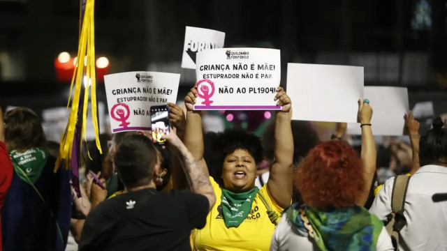 Manifestantes fazem ato na paulista contra PL antiaborto