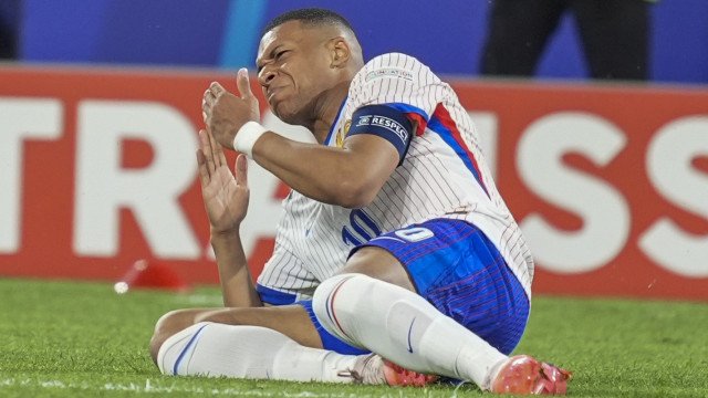 Mbappé brinca sobre máscara após fratura no nariz em jogo da Eurocopa