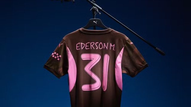 Manchester City lança novo uniforme em parceria com Noel Gallagher; veja